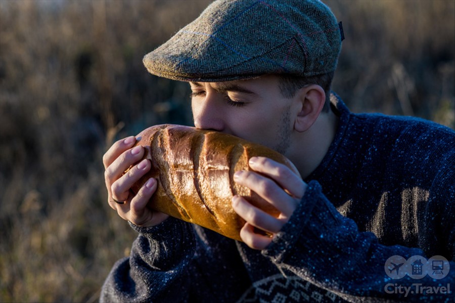 Человек есть много хлеба. Мужчина ест хлеб. Целует хлеб. Фотосессия с хлебом. Аромат хлеба.