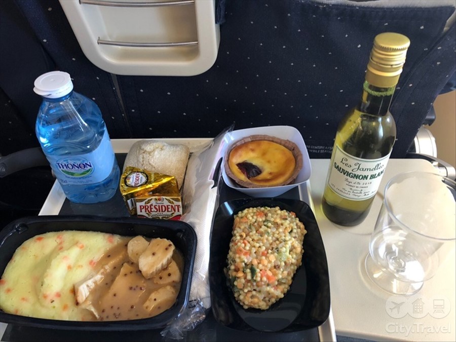 Сколько кормят в самолете. Обед в самолете. Завтрак в самолете эконом класса. Обед в самолете эконом класса. Еда на борту.